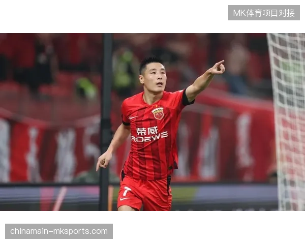 卫冕冠军上海海港半程仅积8分深陷保级区,球队因引援结构性失误导致战绩大幅滑坡 卫冕冠军上海海港半程仅积8分深陷保级区,球队因引援结构性失误导致战绩大幅滑坡